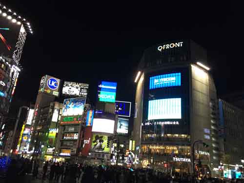夜の渋谷スクランブル交差点
