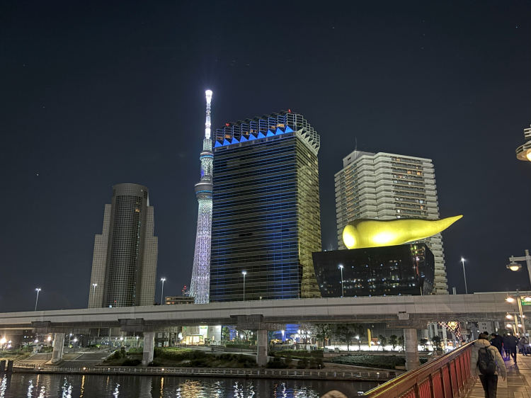 隅田川と東京スカイツリーとアサヒビールの金のオブジェ